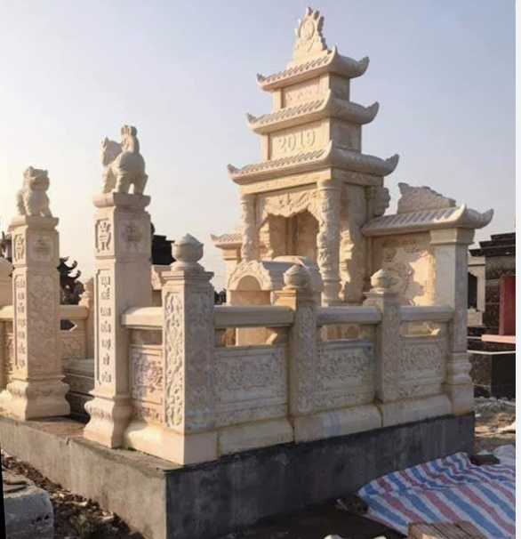 Mẫu khuôn viên lăng mộ ba mái chế tác từ đá granite vàng cao cấp 