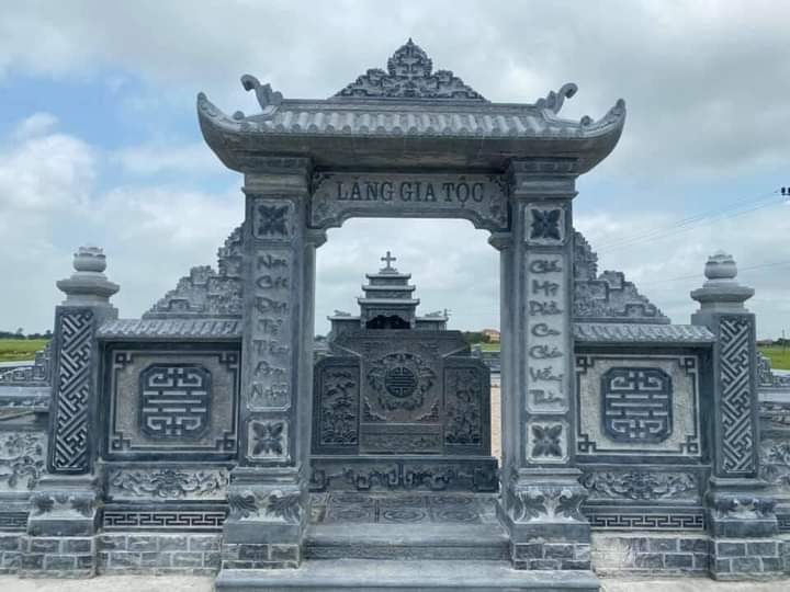 Hai bên cổng tam quan có thể khắc những câu đối ý nghĩa 