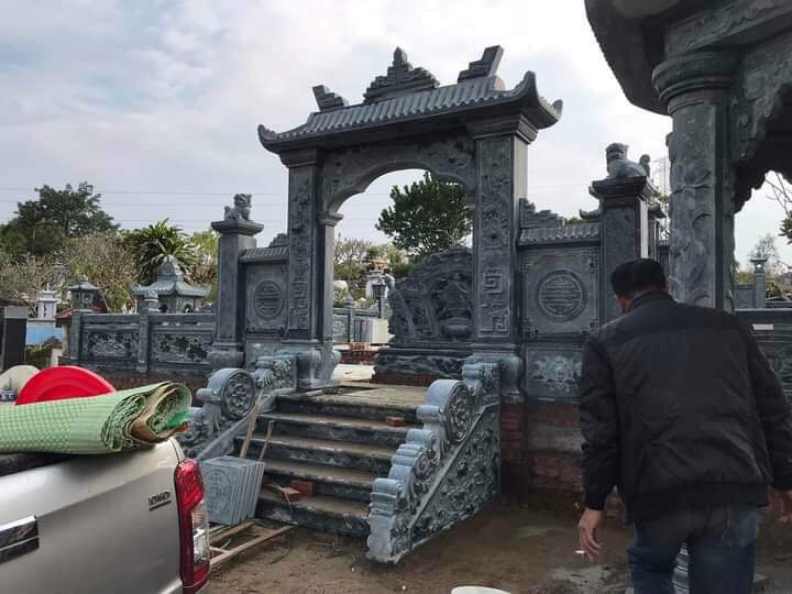 Cận cảnh mẫu cổng đá chuẩn phong thuỷ tại khuôn viên khu lăng mộ 