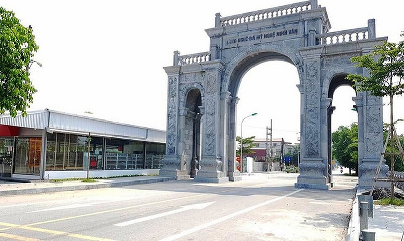 Cổng tam quan được bố trí tại khu vực đầu làng 