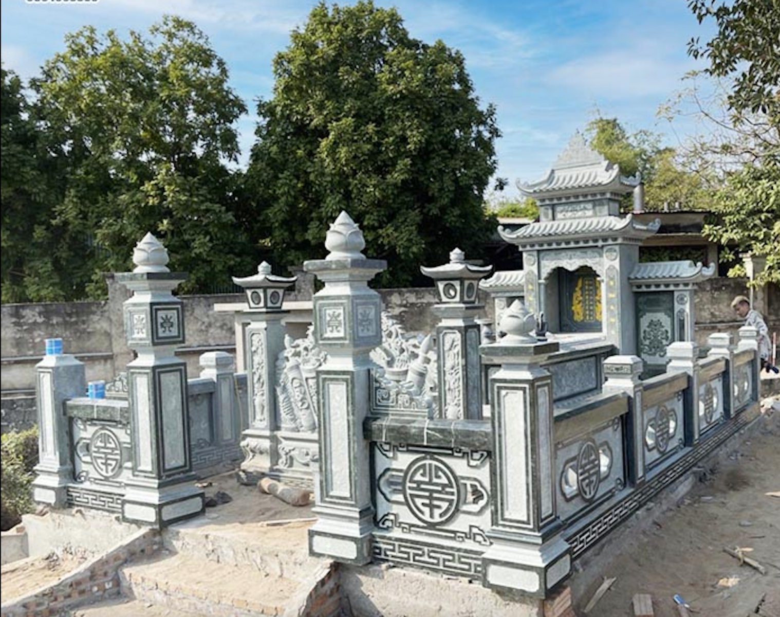 Giá mộ đá xanh rêu đẹp, nguyên khối hình 1 Khu lăng mộ đá xanh rêu với thiết kế long đình đá cánh bề thế