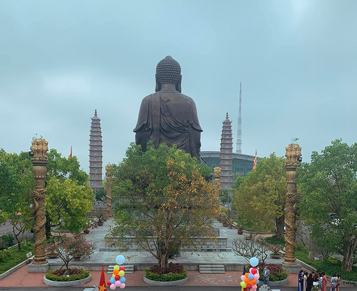 Mặt sau giá tượng phật bằng đá 