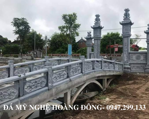 Lan can chùa được bài trí tại lối đi trên cầu 