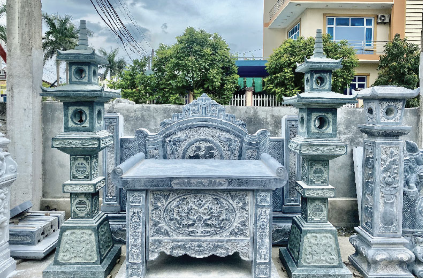 Mẫu bàn lễ đá trang nghiêm chuẩn phong thuỷ chế tác từ đá xanh đen 