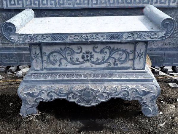 Mẫu bàn lễ đá hoa văn hoa cỏ chạm khắc mềm mại đẹp thanh thoát 