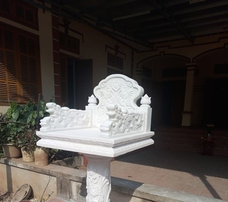 Mẫu bàn thờ có cột 