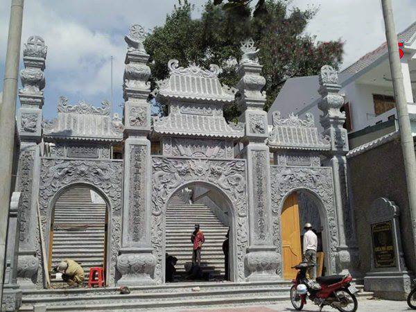 Những mẫu cổng tam quan nào phổ biến trên thị trường hình 2 Mẫu cổng tam quan có gác mái đẹp