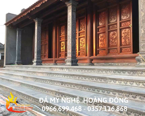 Cột đá đồng trụ tại khu vực nhà thờ gia tộc 