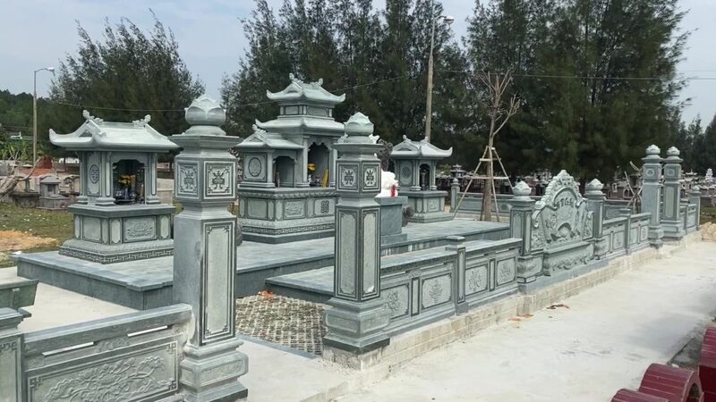 mẫu lăng mộ có mái che số 2 Nếu có sử dụng mái che thì cũng sẽ là mái che chắn một phần lăng thờ chung và bàn lễ đá