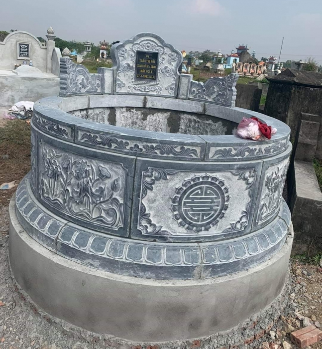 Tổng hợp những mẫu mộ xây tròn đẹp hiện nay hình 2 Mẫu lăng mộ đá chế tác từ đá xanh đen hoạ tiết tinh tế và vô cùng nổi bật