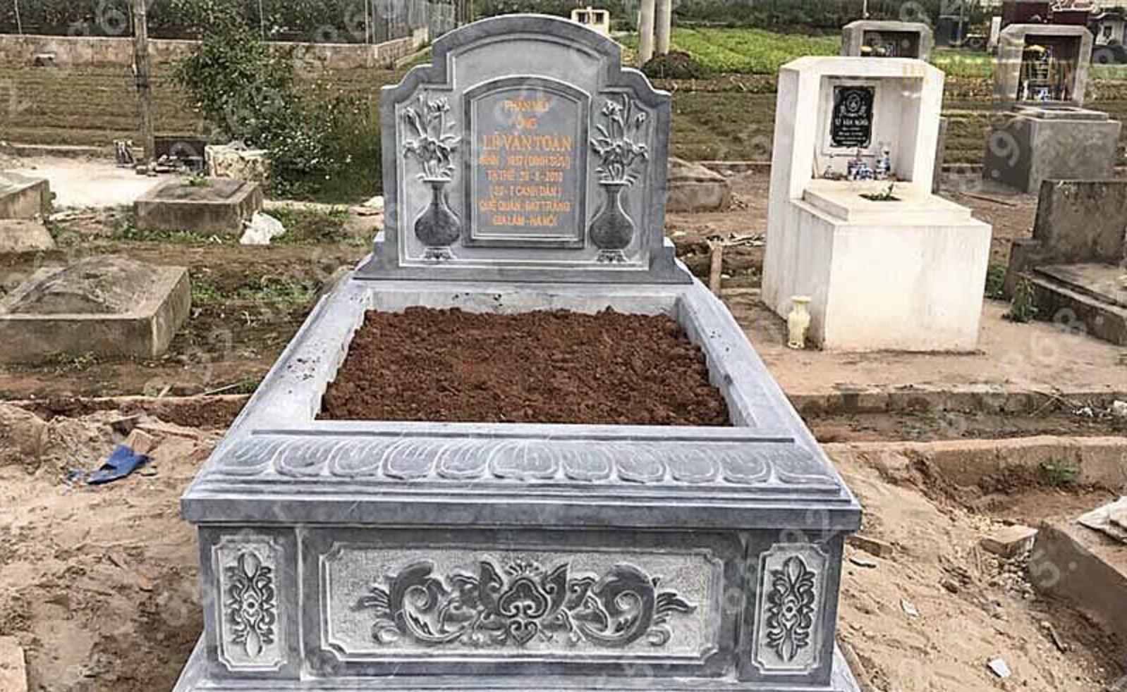 Mẫu mộ tam sơn không mái kích thước rộng, chế tác từ đá xanh đen 