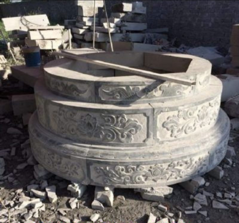 Mộ đá tròn chế tác từ đá xanh đen trong quá trình thi công 